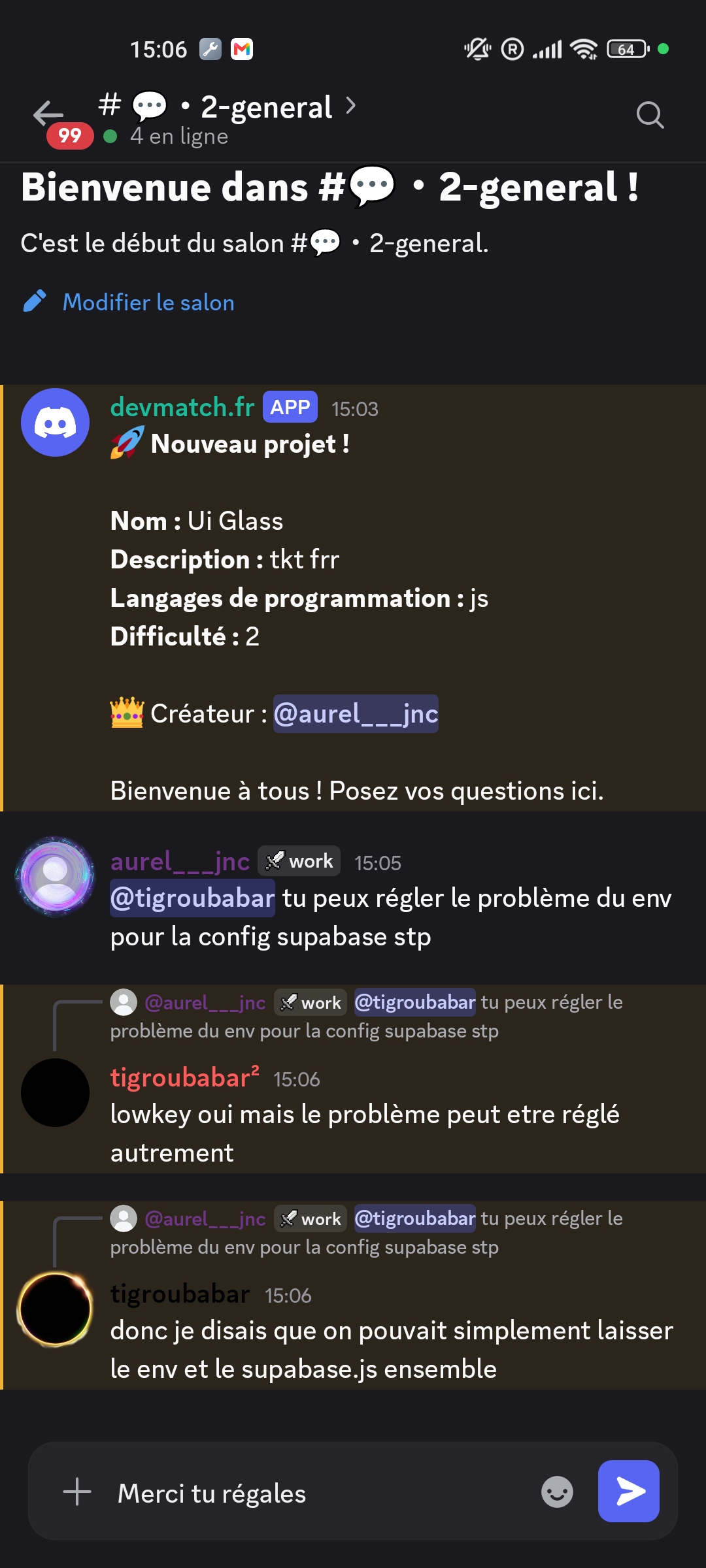 Échanges techniques entre les membres d'une équipe autour d'un projet.